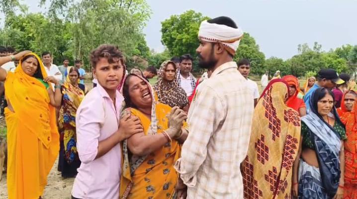 रोते विलखते परिजन