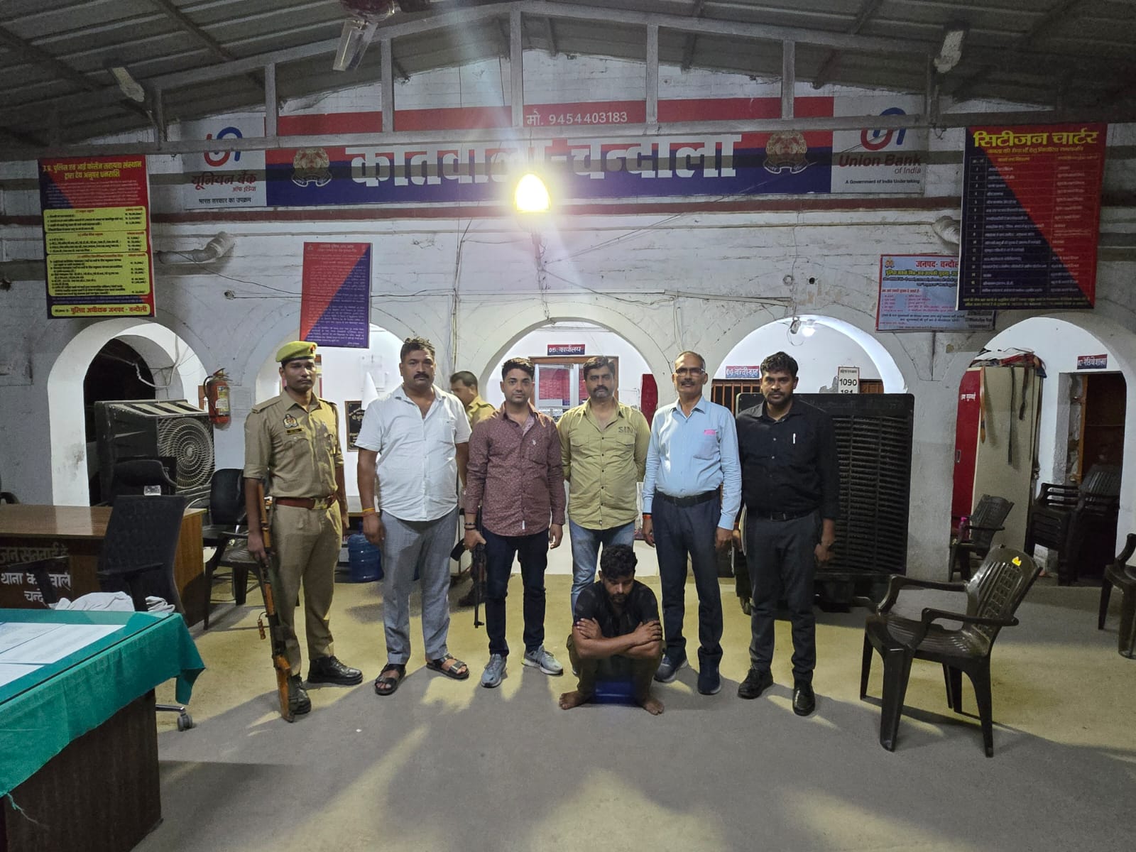 गिरफ्तार आरोपित एवं टीम सहित का छाया चित्र