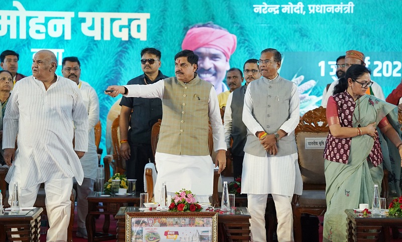 सिवनी में राज्य स्तरीय धान महोत्सव में किसानों को राशि अंतरण करते हुए मुख्यमंत्री सिवनी में राज्य स्तरीय धान महोत्सव में किसानों को राशि अंतरण करते हुए मुख्यमंत्री