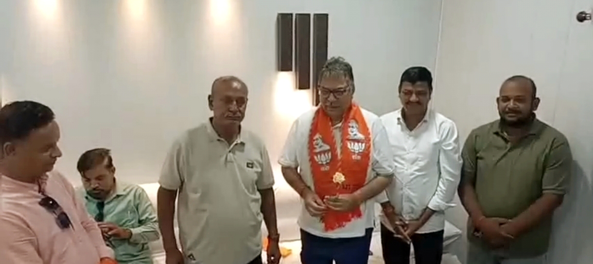सर्किट हाउस में सतीश पुनिया का स्वागत करते भाजपा कार्यकर्ता सर्किट हाउस में सतीश पुनिया का स्वागत करते भाजपा कार्यकर्ता