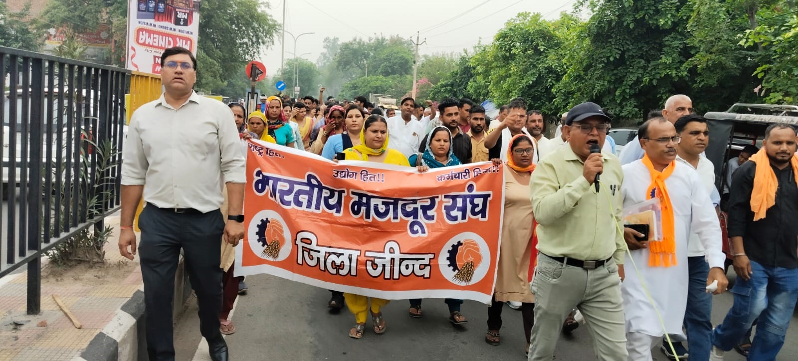 मांगों को लेकर प्रदर्शन करते हुए कर्मचारी। मांगों को लेकर प्रदर्शन करते हुए कर्मचारी।