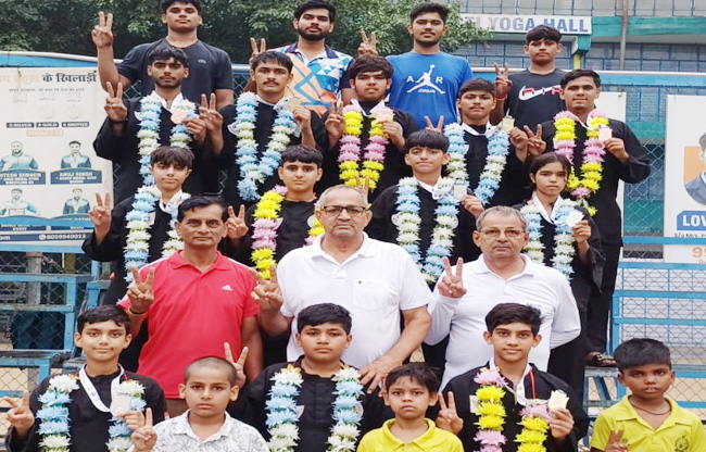 सोनीपत: विजेताओकं को आशीर्वाद देते हुए         द्रोणाचार्य पुरस्कार विजेता ओम प्रकाश दहिया