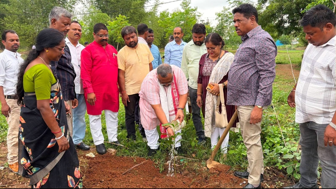 मां के नाम पेड़ लगाते राज्यसभा सांसद डॉ. प्रदीप वर्मा मां के नाम पेड़ लगाते राज्यसभा सांसद डॉ. प्रदीप वर्मा