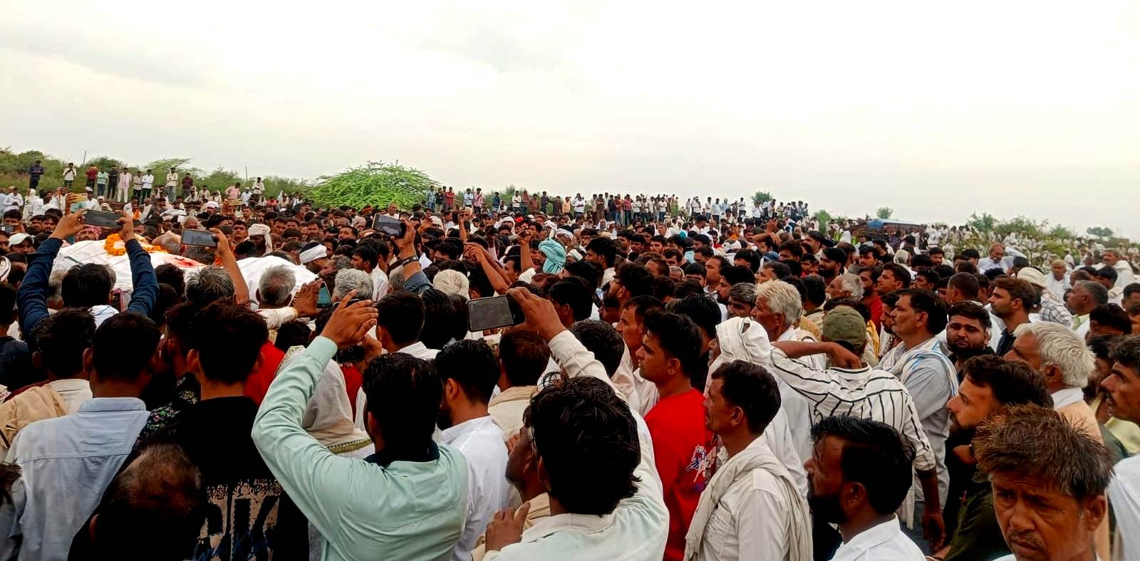 डांग इलाके के पैतृक गांव भवूतीपुरा में जगन गुर्जर का अंतिम संस्कार