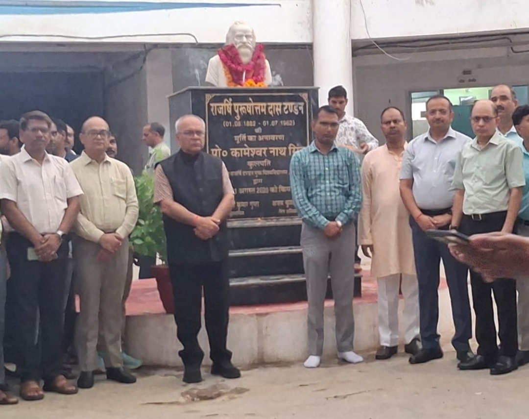 विश्वविद्यालय के कुलपति प्रो. सत्यकाम ने गंगा परिसर एवं सरस्वती परिसर में स्थापित राजर्षि टंडन की आदमकद प्रतिमा पर माल्यार्पण करते हुए विश्वविद्यालय के कुलपति प्रो. सत्यकाम ने गंगा परिसर एवं सरस्वती परिसर में स्थापित राजर्षि टंडन की आदमकद प्रतिमा पर माल्यार्पण करते हुए