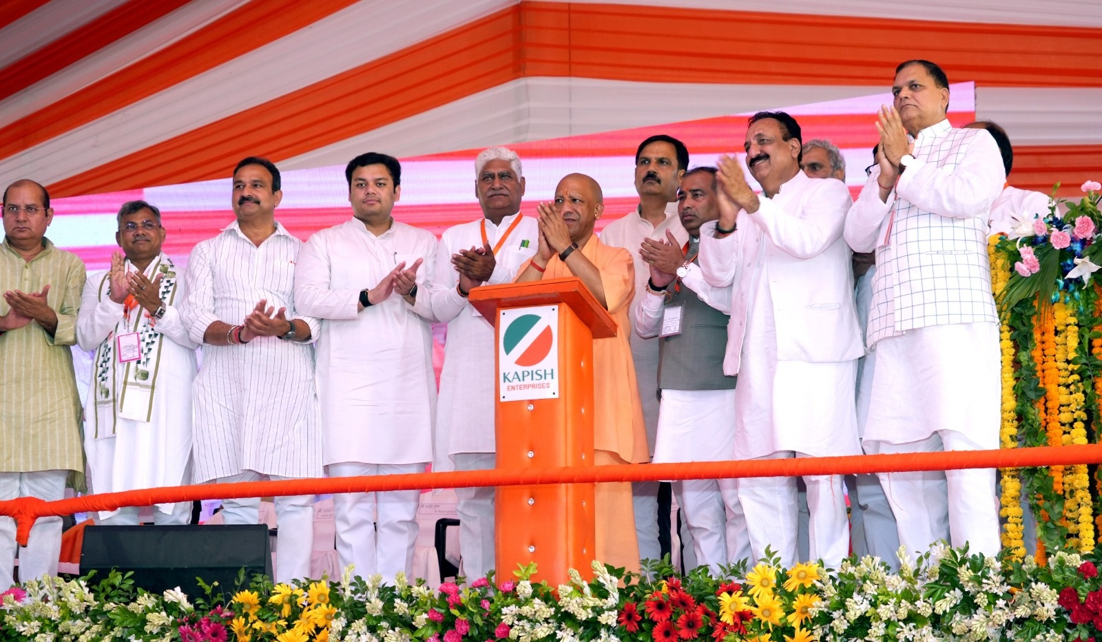 मुख्यमंत्री योगी आदित्यनाथ जनपद सहारनपुर के देहात  विभिन्न जन कल्याणकारी योजनाओं के लाभार्थियों को प्रमाण पत्र वितरण करते हुए।
