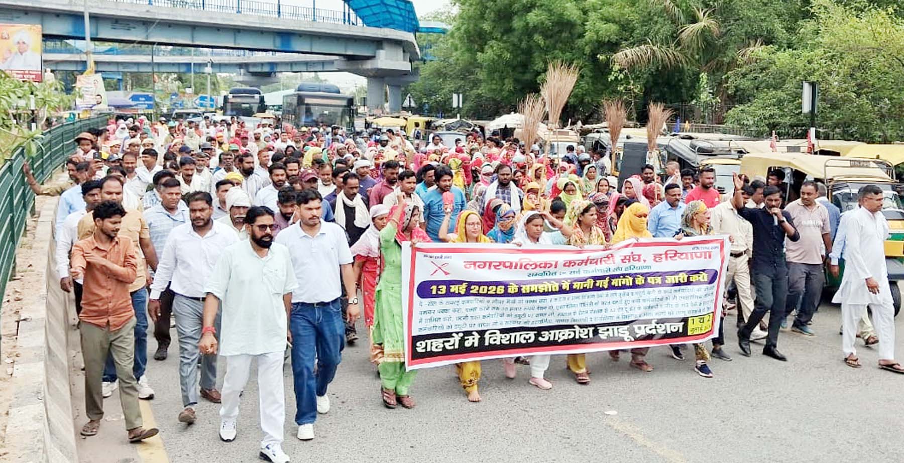 गुरुग्राम में अपनी मंागों को लेकर प्रदर्शन करते सफाई कर्मचारी। गुरुग्राम में अपनी मंागों को लेकर प्रदर्शन करते सफाई कर्मचारी।