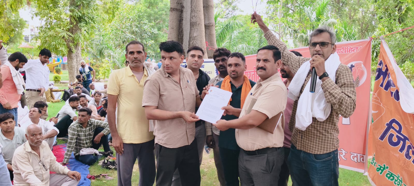ज्ञापन सौंपते भारतीय मजदूर संघ पदाधिकारी। ज्ञापन सौंपते भारतीय मजदूर संघ पदाधिकारी।