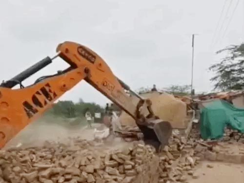 अवैध निर्माण हटाती निगम की जेसीबी अवैध निर्माण हटाती निगम की जेसीबी