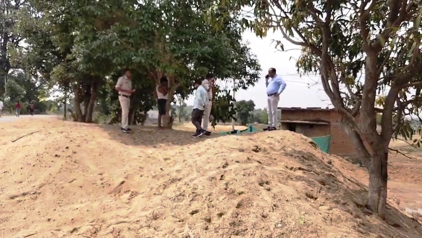 कार्रवाई करते अधिकारी।