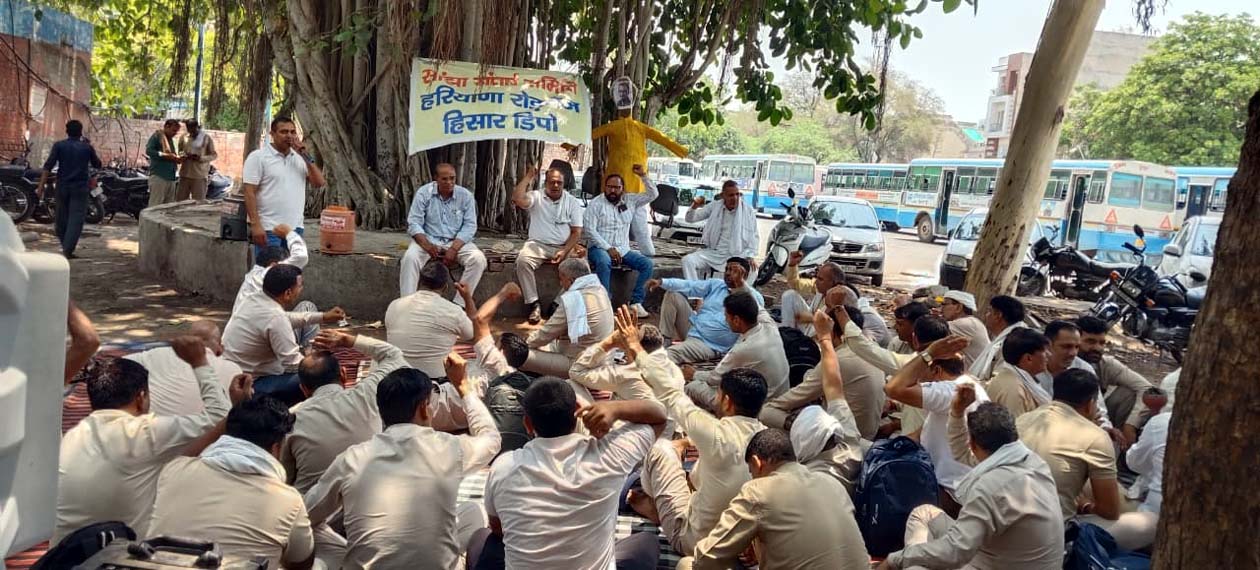 धरने को संबोधित करते कर्मचारी नेता।