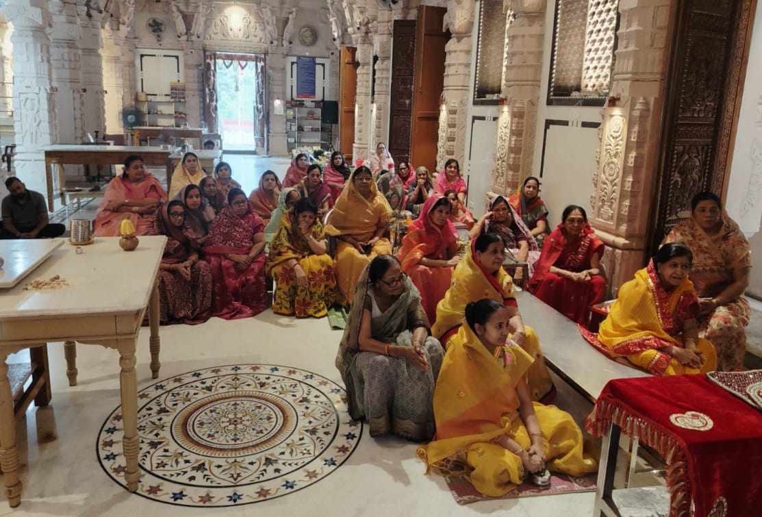 मंदिर में शामिल जैन धर्म के लोग