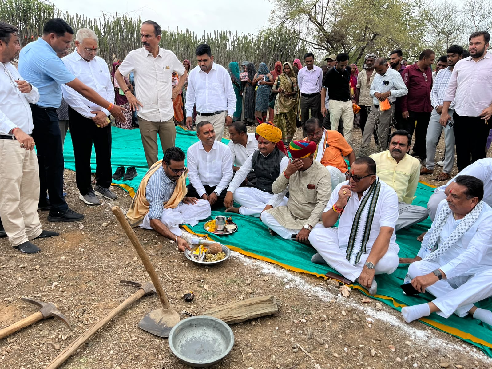 पूजा अर्चना करते अतिथि