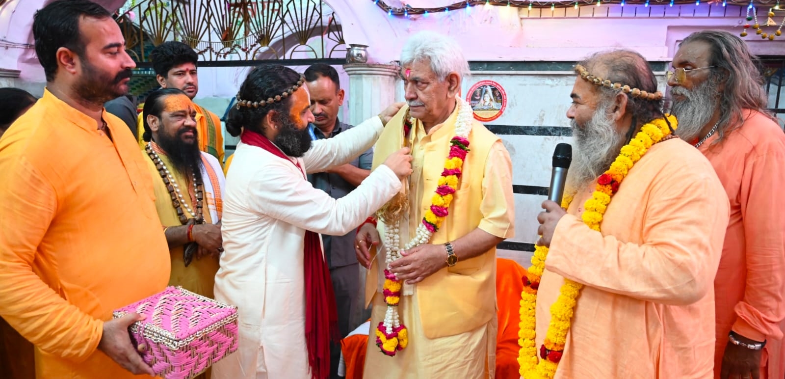 उपराज्यपाल ने जम्मू की पुरानी मंडी स्थित प्राचीन श्री राम मंदिर में दर्शन किए