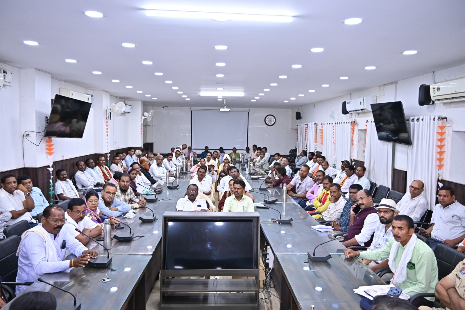 कलेक्ट्रेट सभाकक्ष में आयोजित शांति समिति की बैठक। मैं उपस्थित विभिन्न समाज प्रमुख व अन्य लोग।
