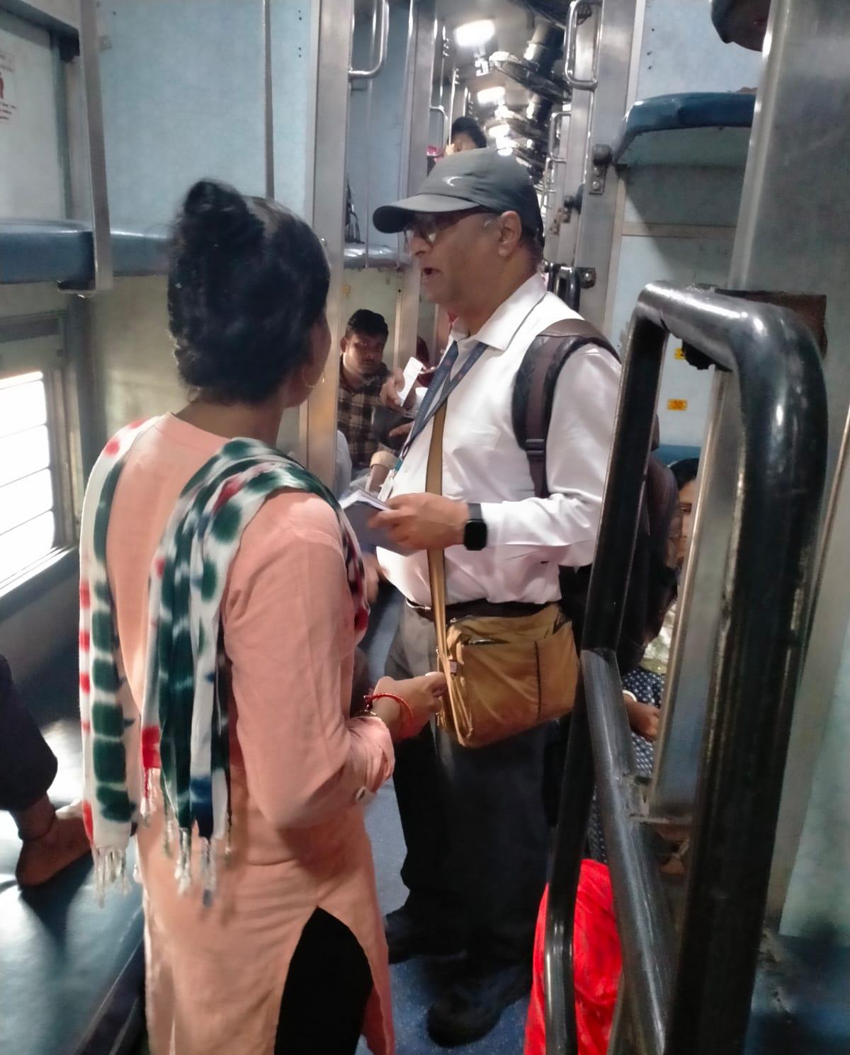 खड़गपुर स्टेशन पर टिकट जांच अभियान के दौरान पकड़े गए यात्री खड़गपुर स्टेशन पर टिकट जांच अभियान के दौरान पकड़े गए यात्री