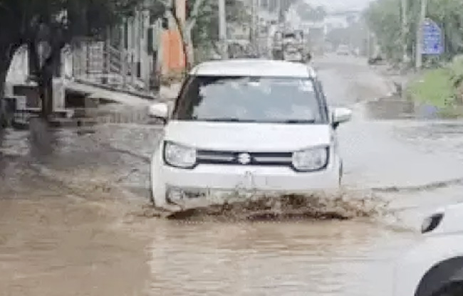 सोनीपत: बरसात के बाद जलभराव में से होकर         निकलते वाहन