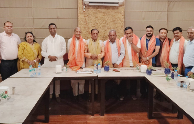 सोनीपत: अखिल भारतीय अग्रवाल सम्मेलन की         संयुक्त बैठक में प्रदेश महामंत्री अनिल गुप्ता ने नवनियुक्त पदाधिकारियों के साथ