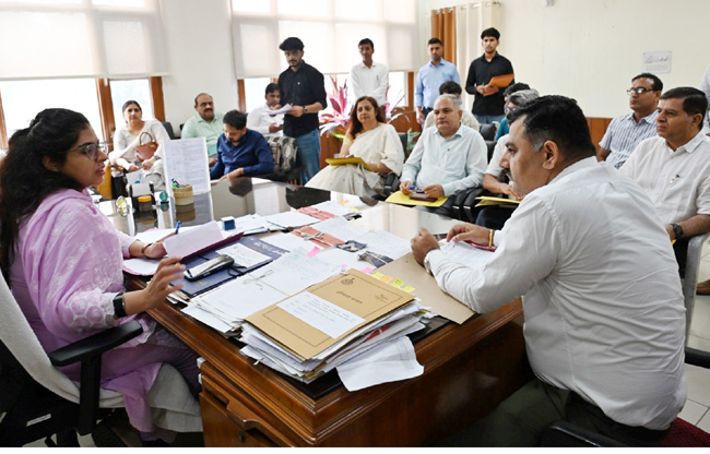 सोनीपत: नगराधीश सिमरन को अधिकारियों को निर्देश देते हुए सोनीपत: नगराधीश सिमरन को अधिकारियों को निर्देश देते हुए