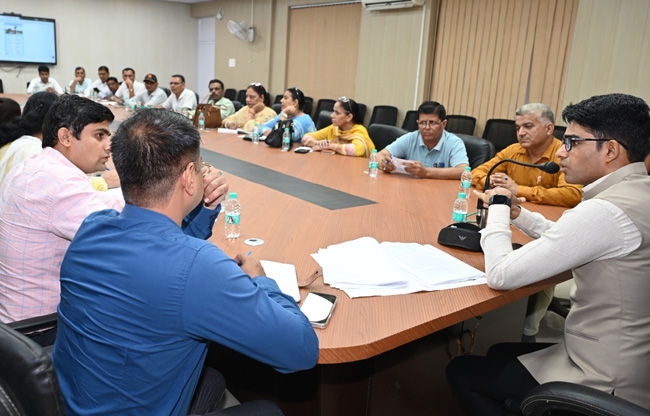 सोनीपत: विशेष गहन पुनरीक्षण के अंतर्गत अतिरिक्त उपायुक्त अजय चोपड़ा सुपरवाइजरों की बैठक लेते हुए सोनीपत: विशेष गहन पुनरीक्षण के अंतर्गत अतिरिक्त उपायुक्त अजय चोपड़ा सुपरवाइजरों की बैठक लेते हुए