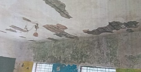 ग्राम अटंग स्थित शासकीय नवीन प्राथमिक शाला की जर्जर छत।