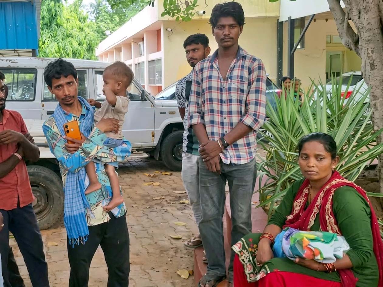 जानकारी देते बच्चे के परिजन। जानकारी देते बच्चे के परिजन।