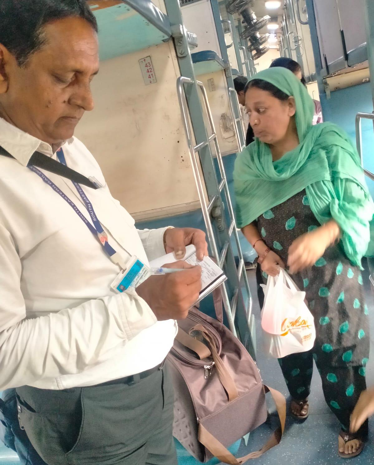 खड़गपुर स्टेशन पर टिकट जांच अभियान के दौरान पकड़े गए यात्री खड़गपुर स्टेशन पर टिकट जांच अभियान के दौरान पकड़े गए यात्री