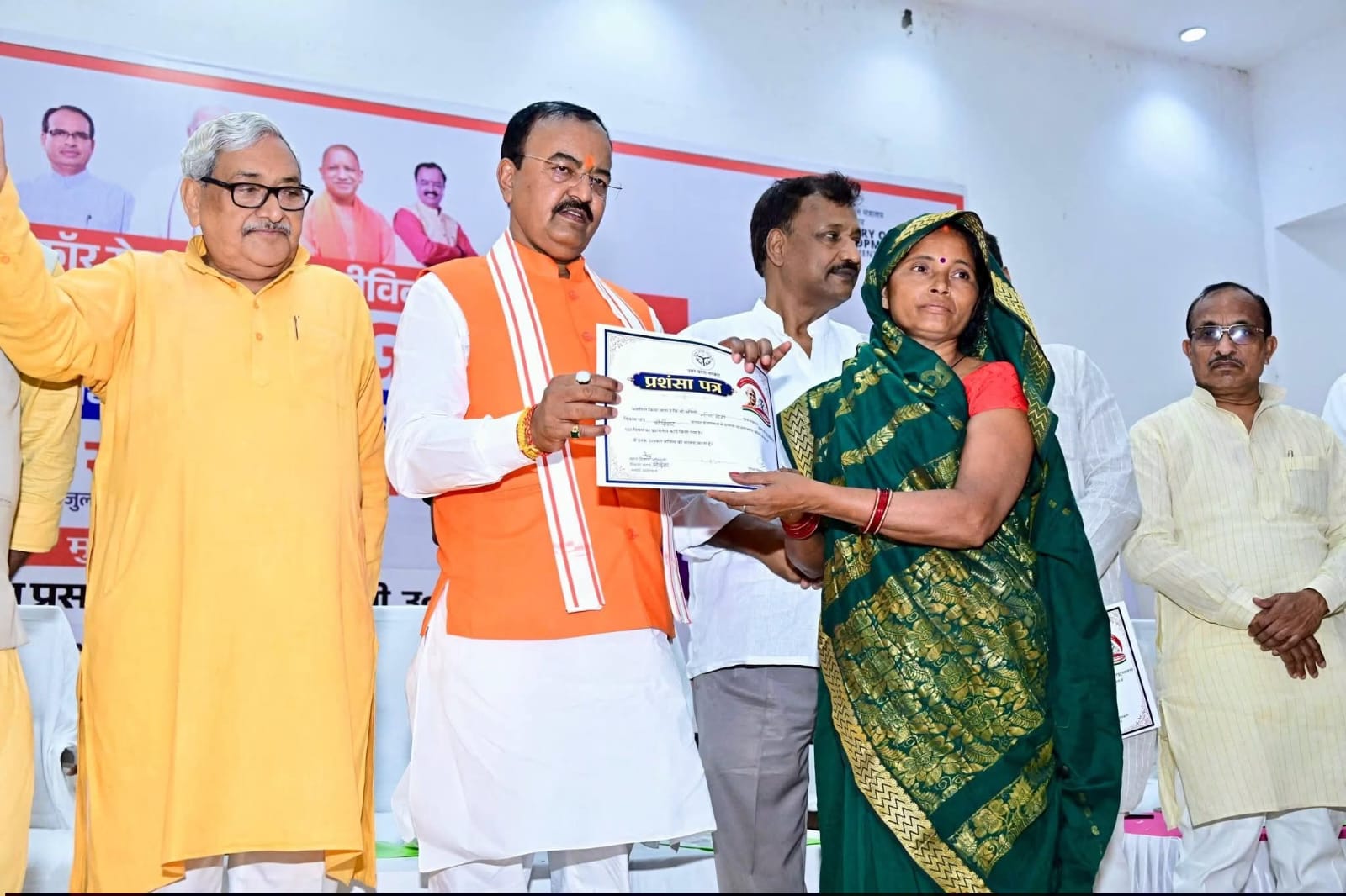 उपमुख्यमंत्री ने लाभार्थियों को स्वीकृति पत्र देते हुए