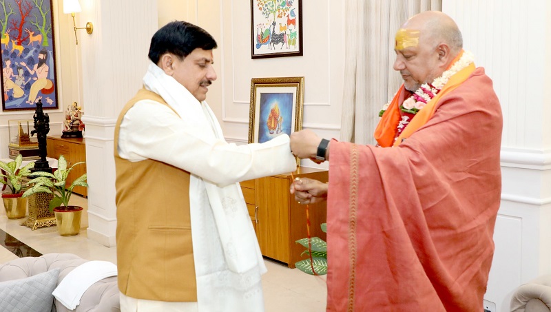 महामण्डलेश्वर स्वामी यतींद्रानंद गिरी मुख्यमंत्री निवास पहुंचने पर स्वागत करते हुए मोहन यादव