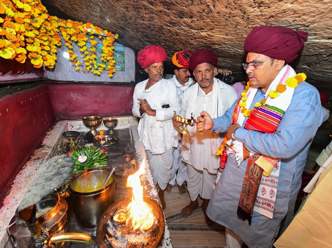 मुख्यमंत्री भजनलाल शर्मा ने देवमाली में भगवान देवनारायण मंदिर में दर्शन करते हुए।