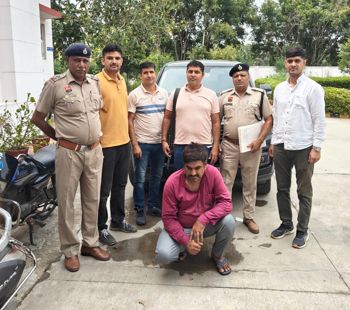 पुलिस हिरासत में फर्जी कागजात की गाड़ी के साथ गिरफ्तार आरोपी