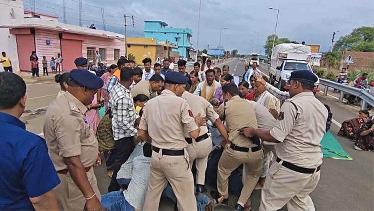 सीसी सड़क बनाने की मांग काे लेकर हाइवे जाम करते भाजयुमो जिला अध्यक्ष व ग्रामीण सीसी सड़क बनाने की मांग काे लेकर हाइवे जाम करते भाजयुमो जिला अध्यक्ष व ग्रामीण