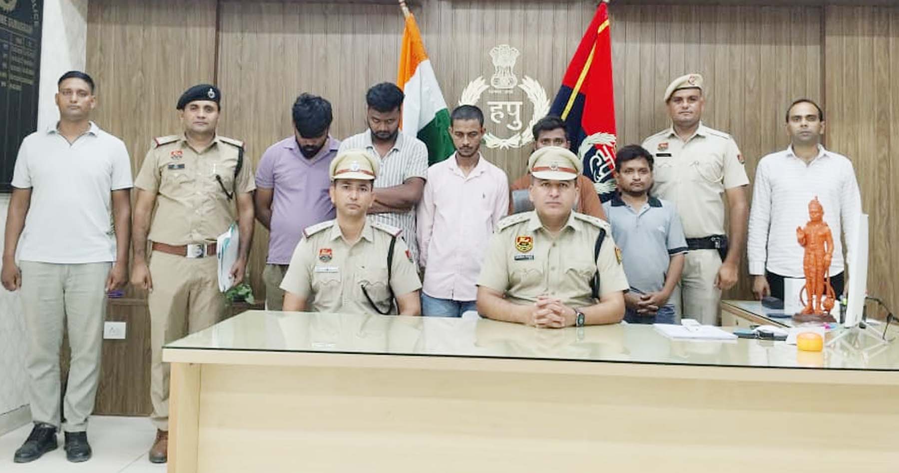 गुरुग्राम पुलिस की गिरफ्त में फर्जी बैंककर्मी बनकर ठगी करने के आरोपी।