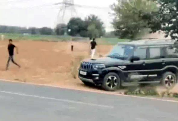 युवक को कुचलने के लिए दौड़ी स्कार्पियो कार