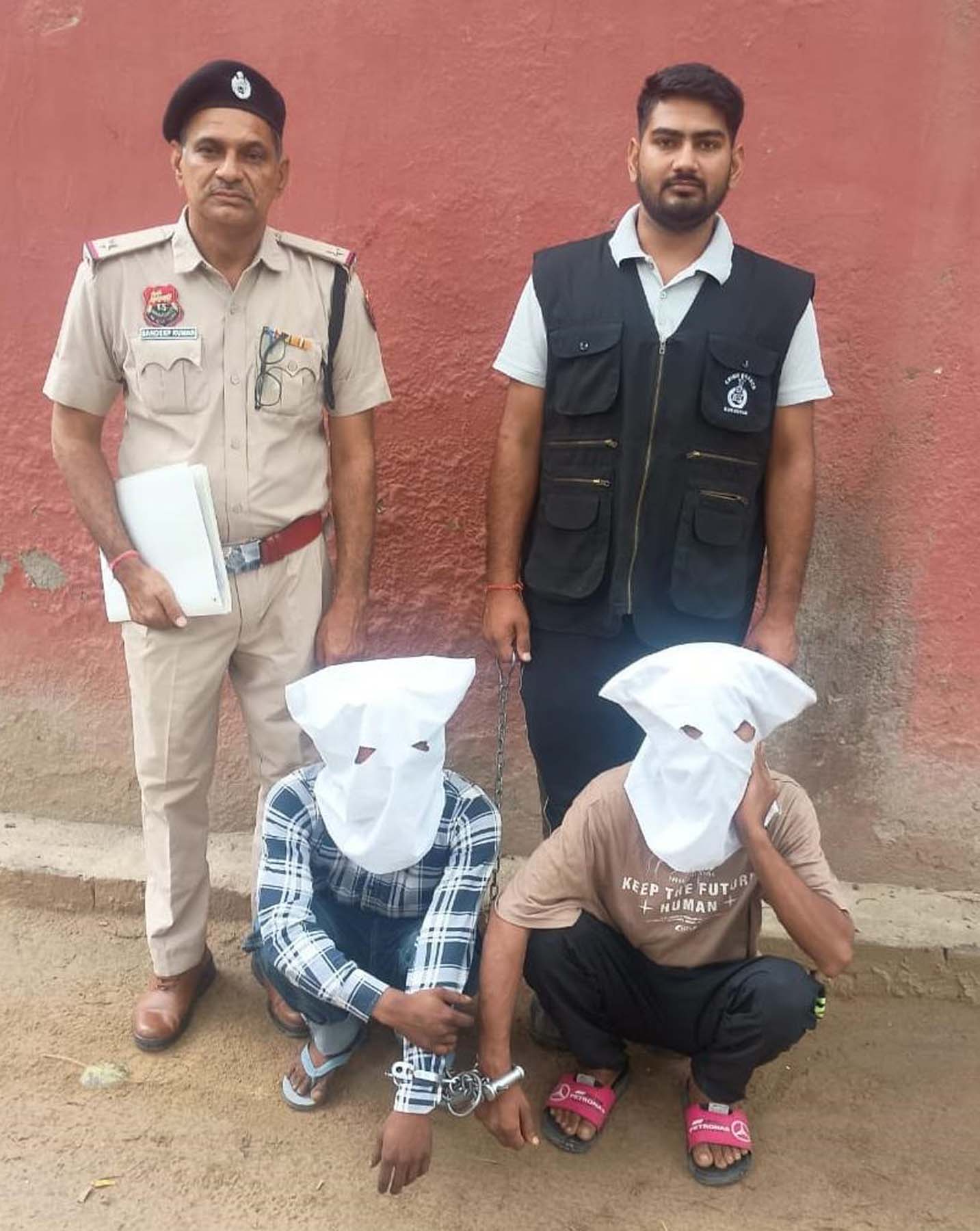 पुलिस की गिरफ्त में झपटमार। पुलिस की गिरफ्त में झपटमार।