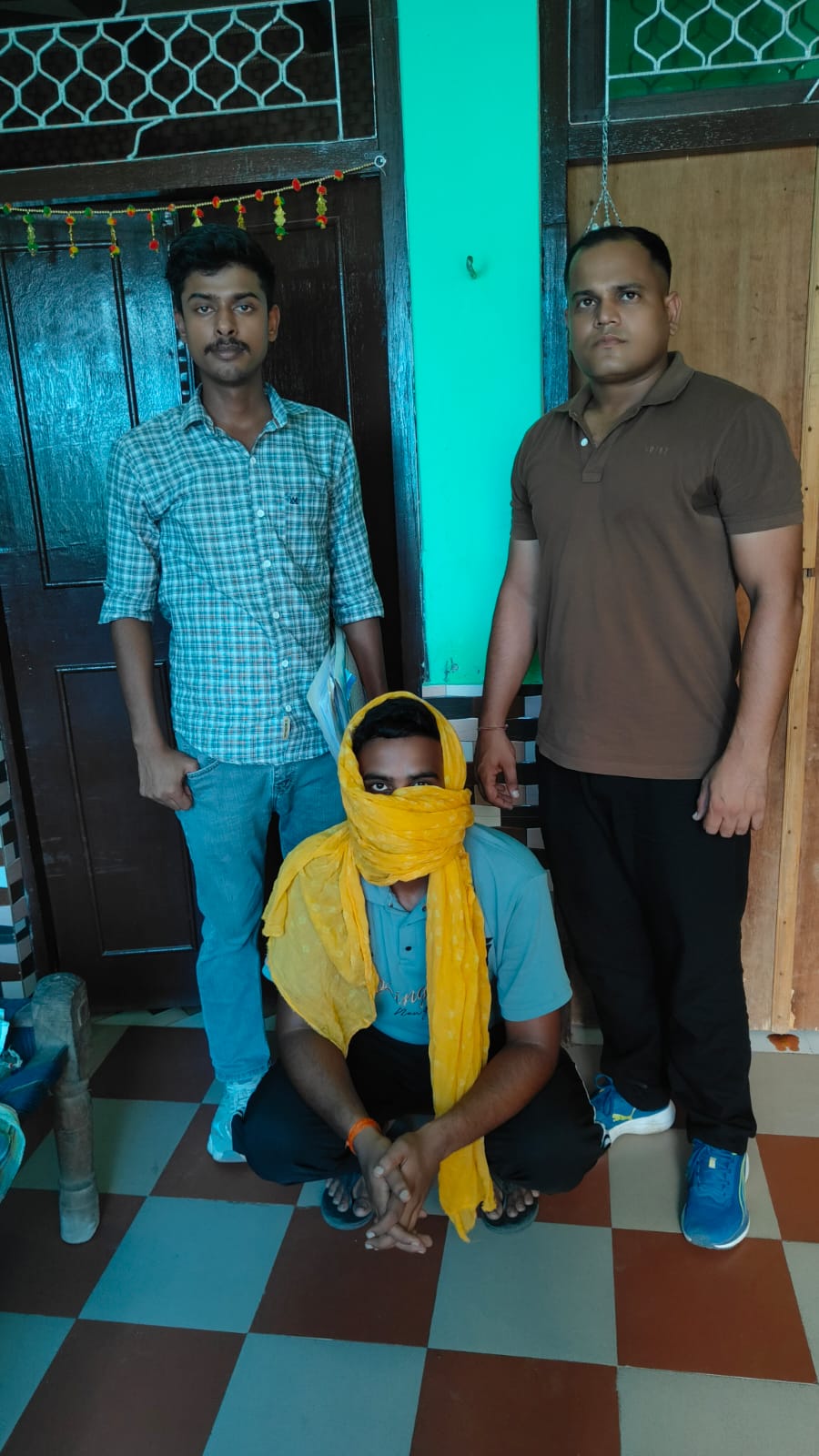 पुलिस गिरफ्त में आरोपित आशीष। पुलिस गिरफ्त में आरोपित आशीष।