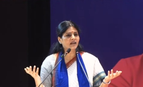 मंच से कार्यकर्ताओं को संबोधित करती पार्टी अध्यक्ष एवं केंद्रीय मंत्री अनुप्रिया पटेल