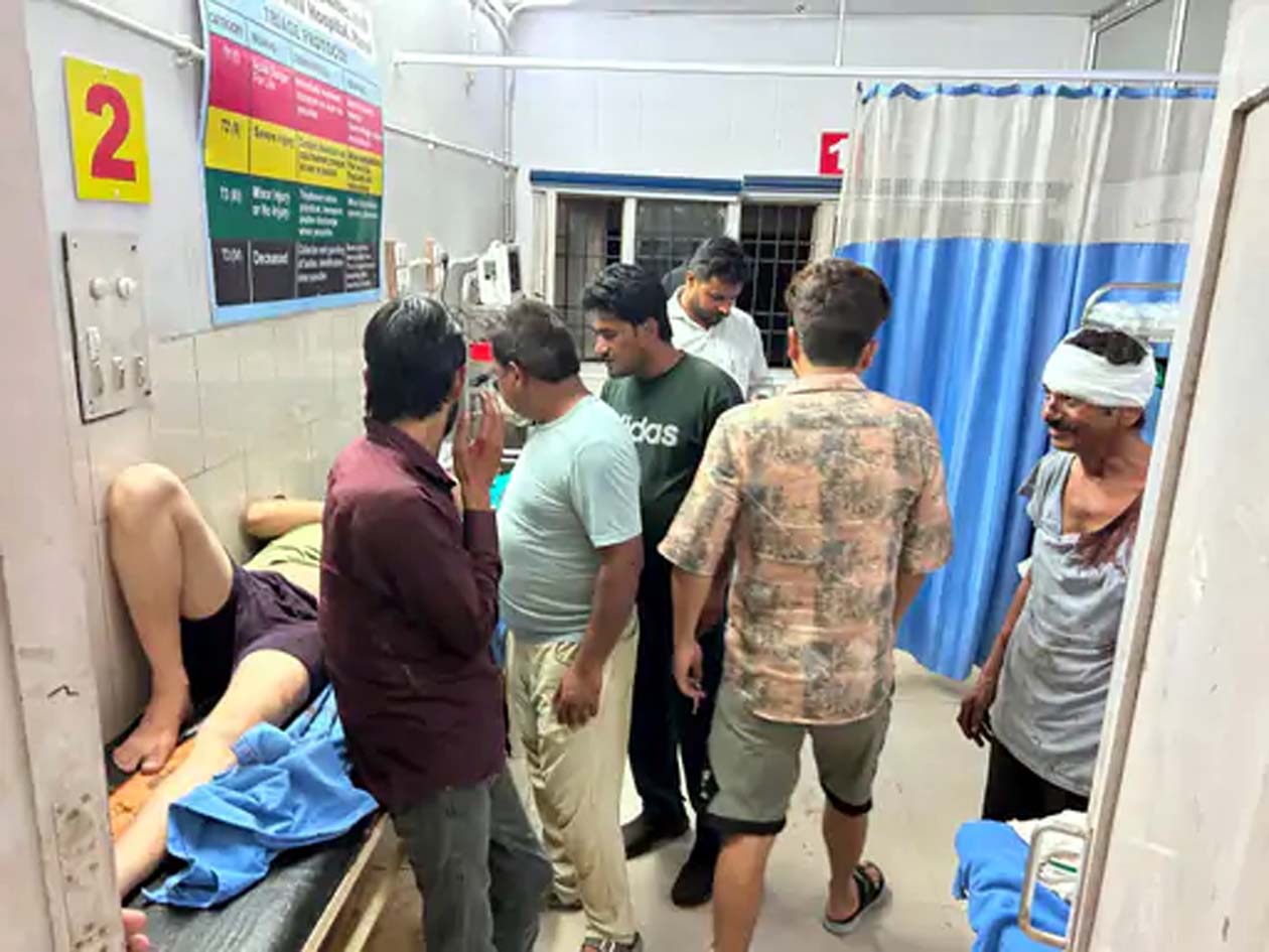 अस्पताल में भर्ती घायल ललित।