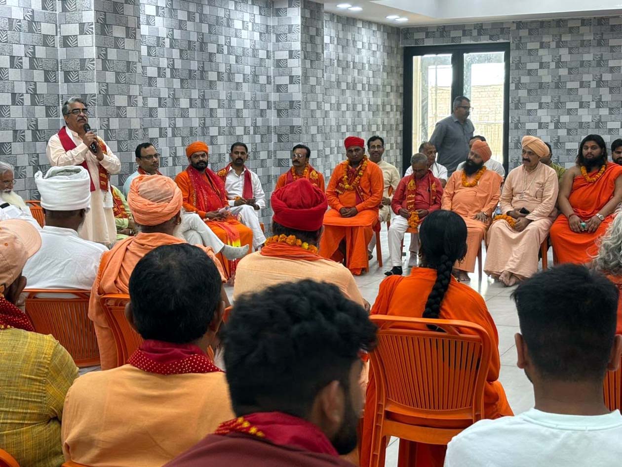 अग्रोहा में एकत्रित संत समुदाय व विचार रखते वक्ता।