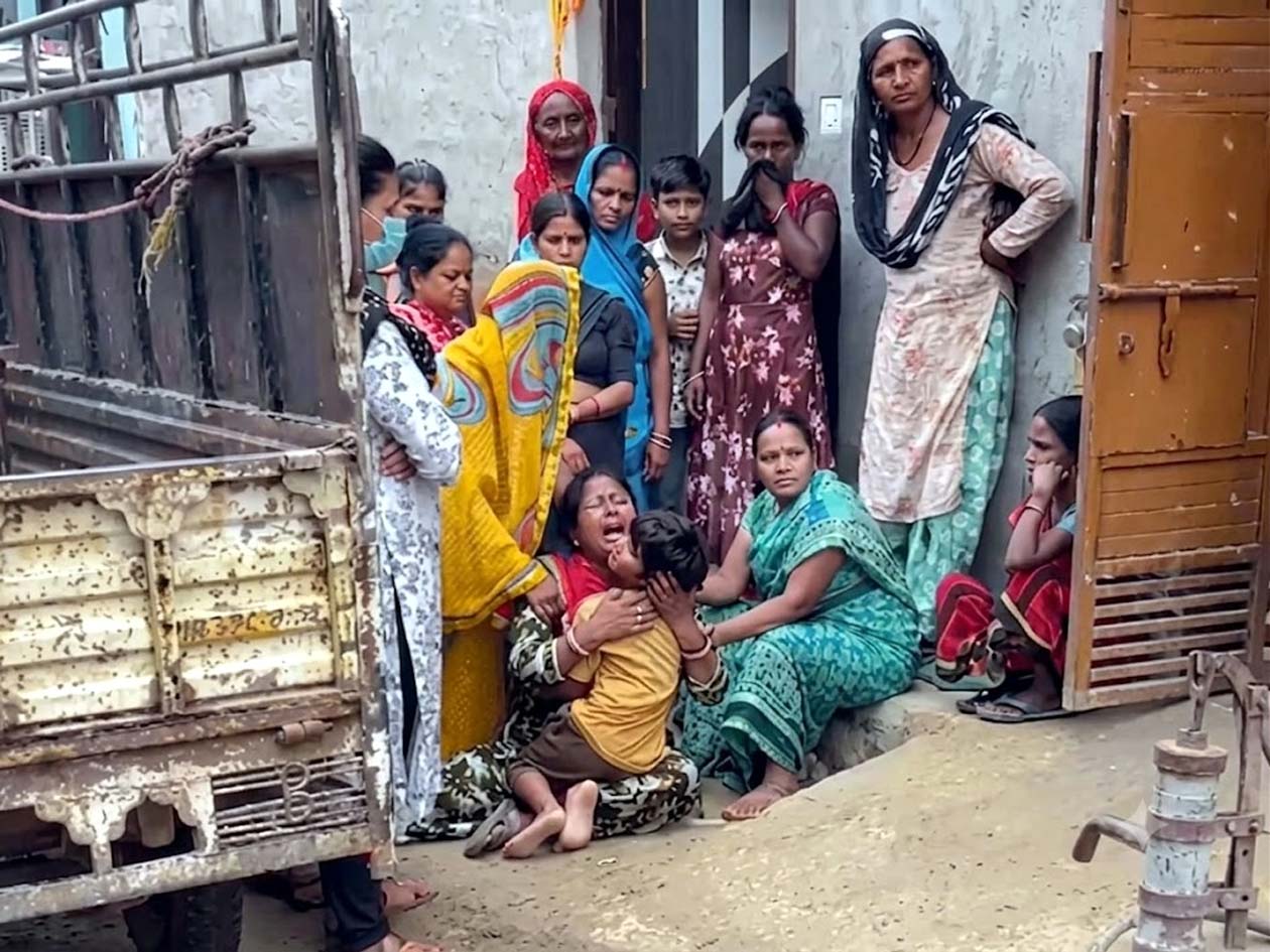 घर के बाहर विलाप करती मृतका पूजा की मां संगीता व उपस्थित अन्य महिलाएं।
