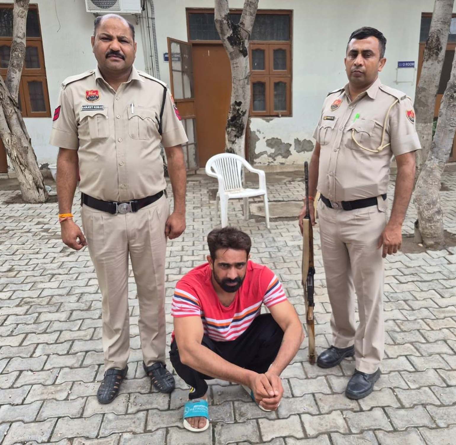 गुरुग्राम पुलिस की गिरफ्त में युवती को आग लगाने का आरोपी व्यक्ति।