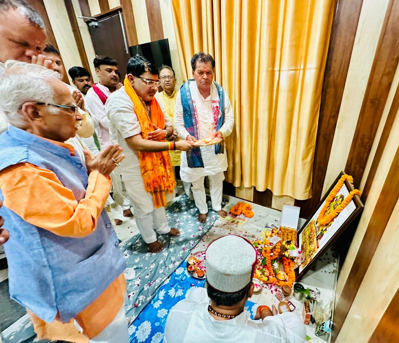 महायोगी बाबा गंभीरनाथ प्रेक्षागृह में आयोजित स्वागत व अभिनन्दन समारोह के उपरान्त रानीडीहा स्थित पार्टी कार्यालय में हुआ औपचारिक कार्यभार ग्रहण