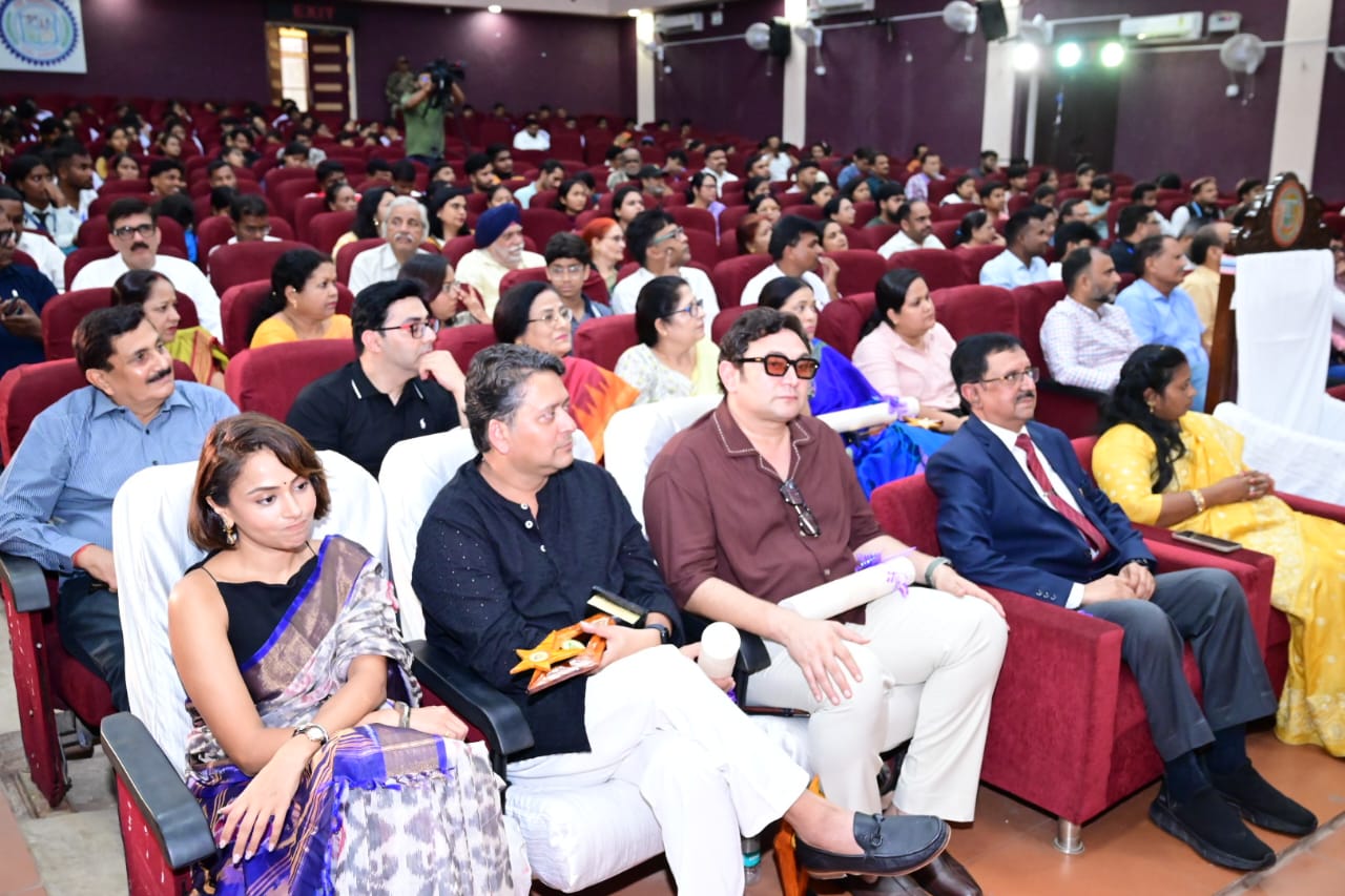 कार्यक्रम में मौजूद लोग कार्यक्रम में मौजूद लोग