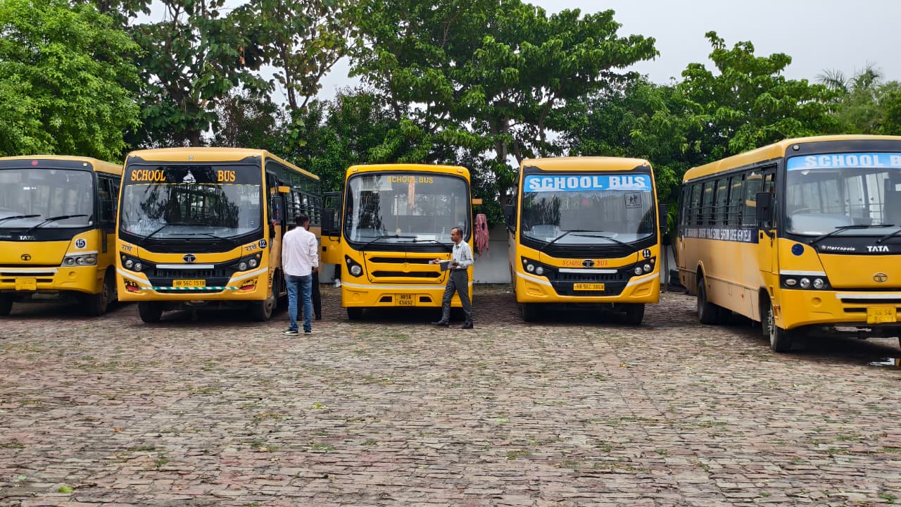 निजी स्कूल बसों की जांच करते हुए।