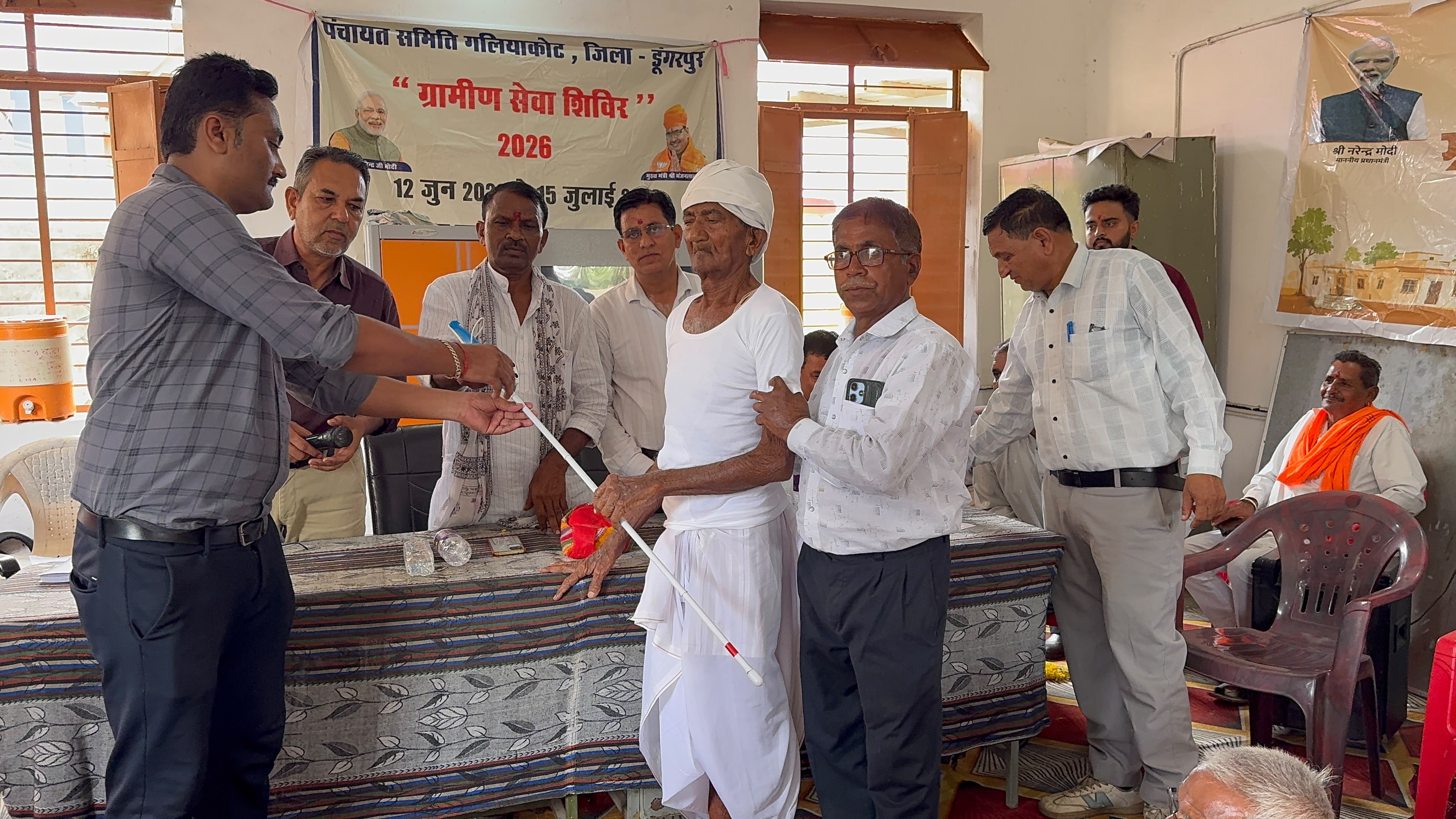 दृष्टिबाधित गोविंदजी मोगजी पाटीदार को सेंसर युक्त स्मार्ट छड़ी प्रदान करते विधायक दृष्टिबाधित गोविंदजी मोगजी पाटीदार को सेंसर युक्त स्मार्ट छड़ी प्रदान करते विधायक