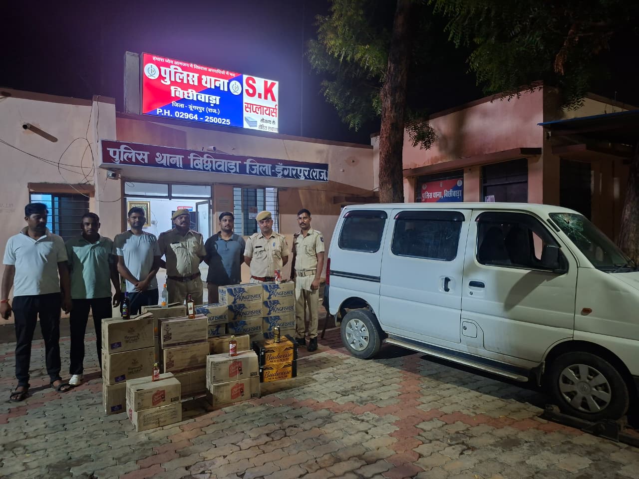 जब्त शराब व गाड़ी के साथ पुलिस