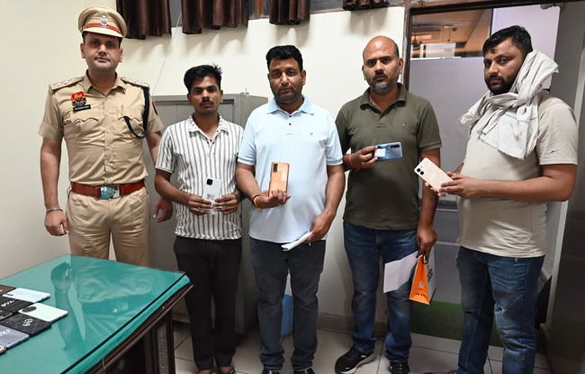 सोनीपत: सहायक पुलिस आयुक्त (साइबर) राजदीप मोर मालिकांें को उनके मोबाइल फोन सौंपते हुए सोनीपत: सहायक पुलिस आयुक्त (साइबर) राजदीप मोर मालिकांें को उनके मोबाइल फोन सौंपते हुए
