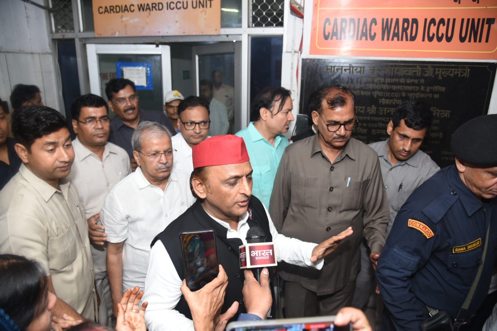 लखनऊ : सपा प्रमुख अखिलेश यादव शुक्रवार को सिविल अस्पताल में भर्ती समाजवादी पार्टी के वरिष्ठ नेता व प्रवक्ता राजेंद्र चौधरी को देखने पहुंचे