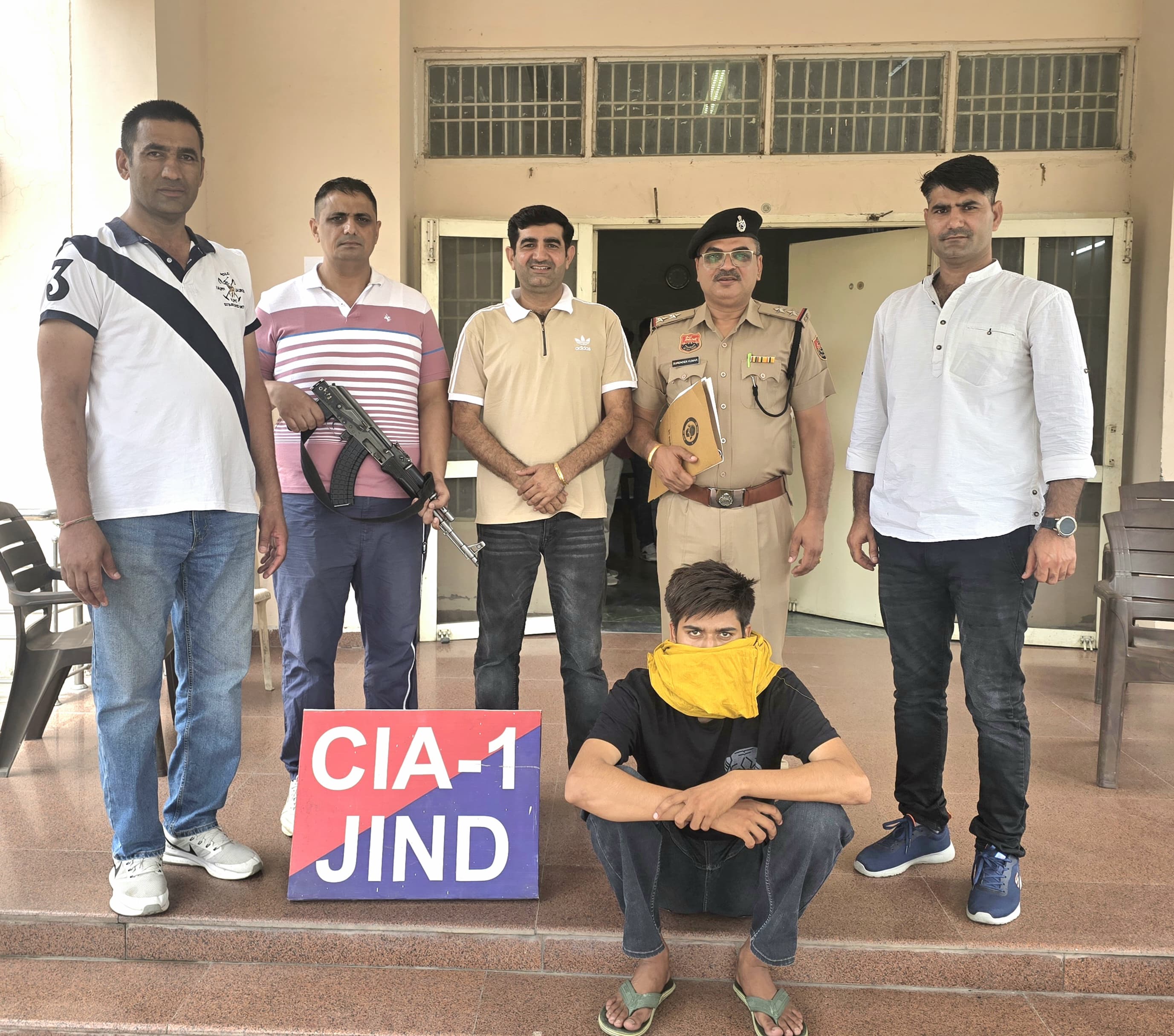 पुलिस गिरफ्त में आरोपित।