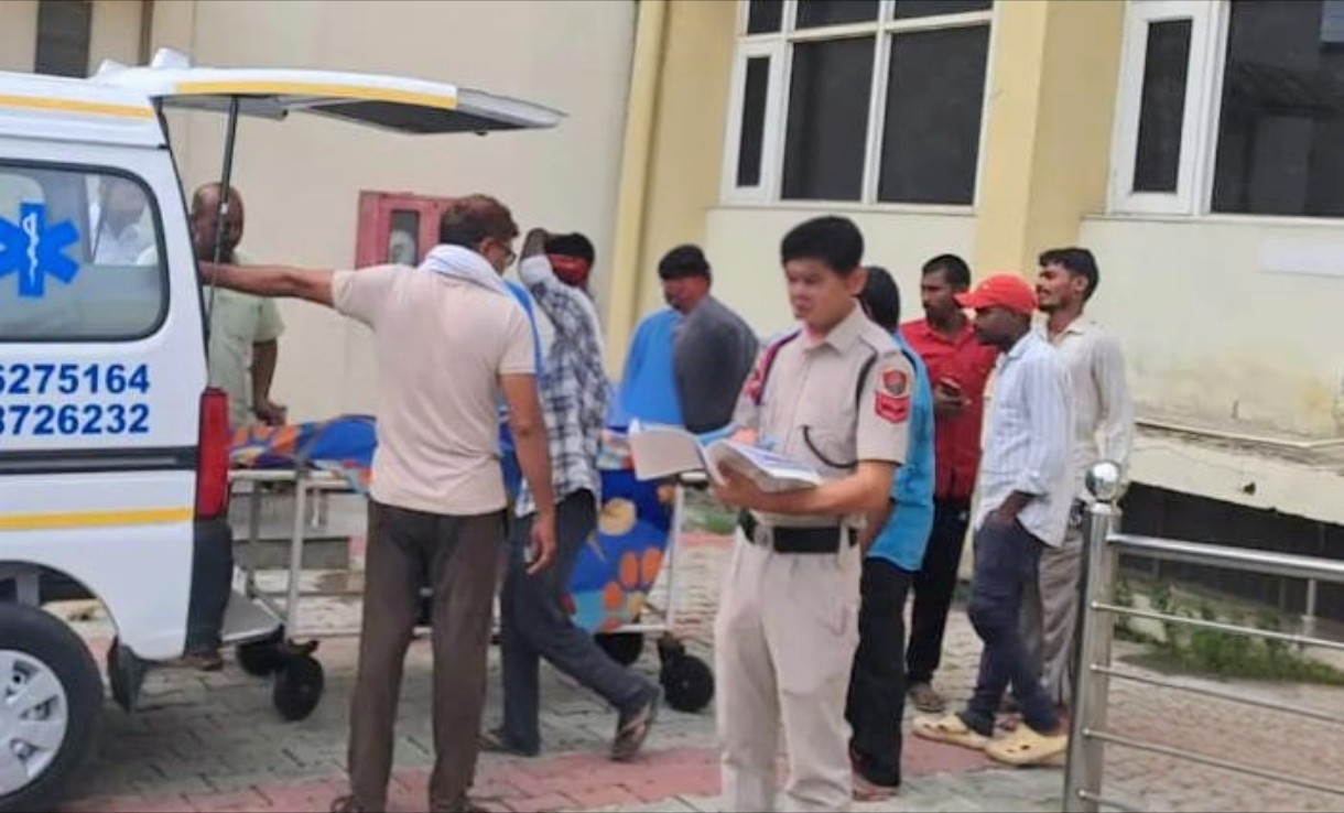खेत में करंट आने से हुई मजदूर की मौत मामले में कार्रवाई करती पुलिस।